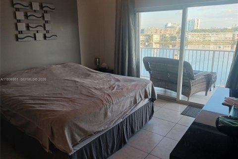 Condo in Hallandale Beach, Florida, 2 bedrooms  № 1995207 - photo 5