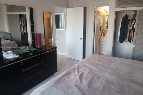 Condo in Hallandale Beach, Florida, 2 bedrooms  № 1995207 - photo 4