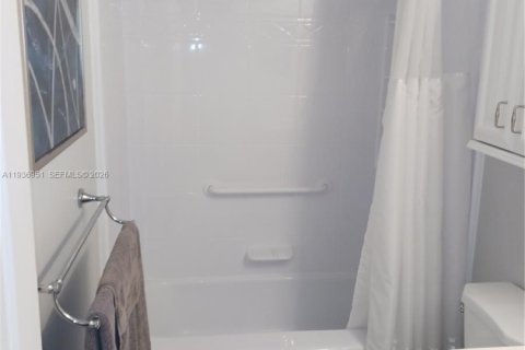 Condo in Hallandale Beach, Florida, 2 bedrooms  № 1995207 - photo 15