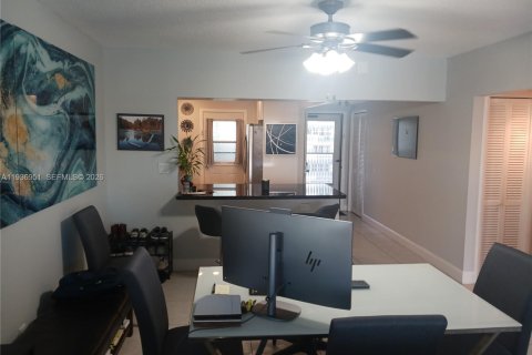 Condo in Hallandale Beach, Florida, 2 bedrooms  № 1995207 - photo 8