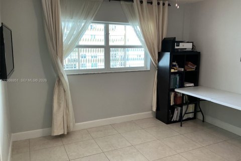Condo in Hallandale Beach, Florida, 2 bedrooms  № 1995207 - photo 25