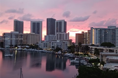 Condo in Hallandale Beach, Florida, 2 bedrooms  № 1995207
