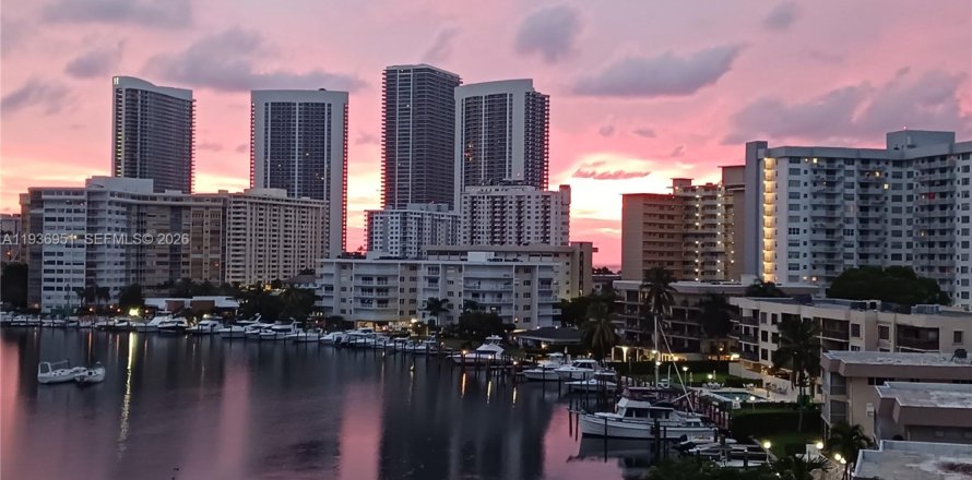 Condo in Hallandale Beach, Florida, 2 bedrooms  № 1995207