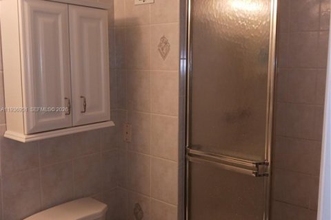 Condo in Hallandale Beach, Florida, 2 bedrooms  № 1995207 - photo 23