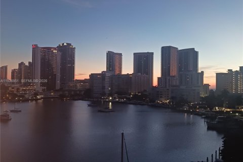 Condo in Hallandale Beach, Florida, 2 bedrooms  № 1995207 - photo 2