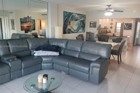 Condo in Hallandale Beach, Florida, 2 bedrooms  № 1995207 - photo 7