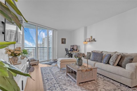 Condo in Miami, Florida, 1 bedroom  № 2053040 - photo 2