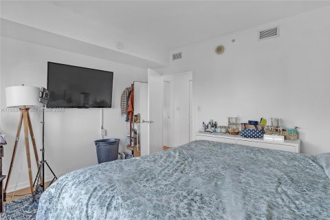 Condo in Miami, Florida, 1 bedroom  № 2053040 - photo 9