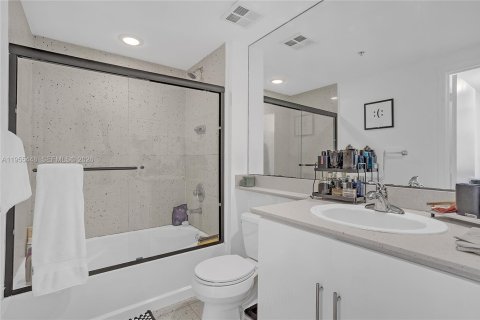 Condo in Miami, Florida, 1 bedroom  № 2053040 - photo 7