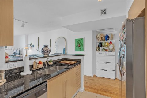 Condo in Miami, Florida, 1 bedroom  № 2053040 - photo 6