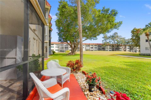 Copropriété à vendre à Pembroke Pines, Floride: 1 chambre, 83.61 m2 № 2025366 - photo 22