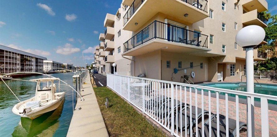 Кондоминиум с 1 спальней в Норт-Майами-Бич, Флорида № 2036034