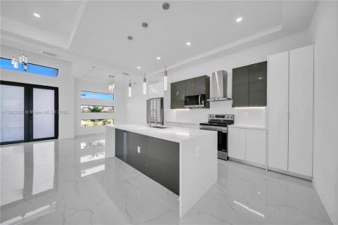 Villa ou maison à vendre à Cape Coral, Floride: 4 chambres, 157.1 m2 № 1889776 - photo 2