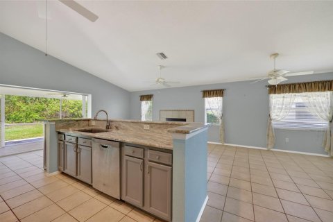 House in Lake Suzy, Florida 2 bedrooms, 134.62 sq.m. № 2150943 - photo 11