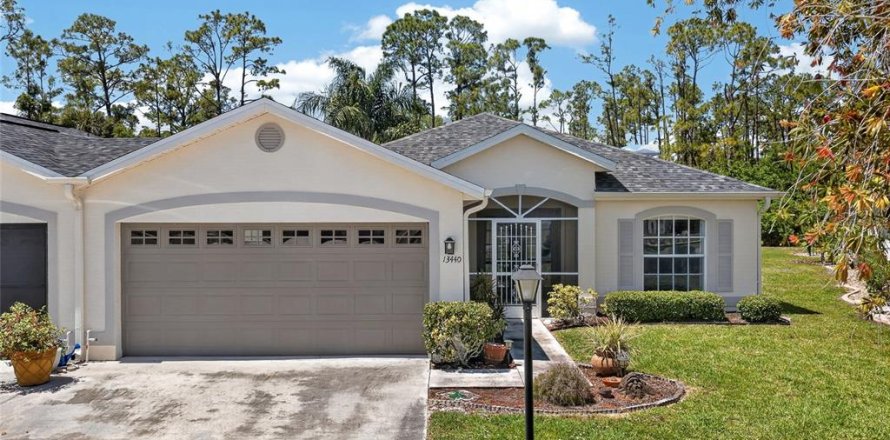 House in Lake Suzy, Florida 2 bedrooms, 134.62 sq.m. № 2150943