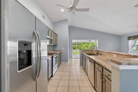 House in Lake Suzy, Florida 2 bedrooms, 134.62 sq.m. № 2150943 - photo 10