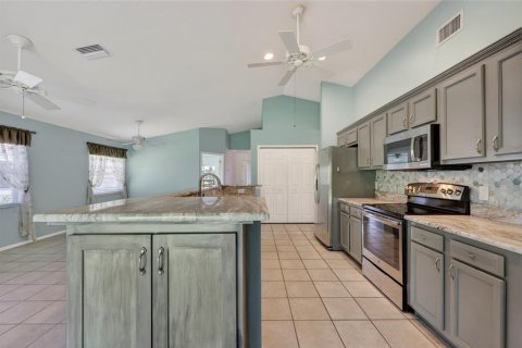 House in Lake Suzy, Florida 2 bedrooms, 134.62 sq.m. № 2150943 - photo 13