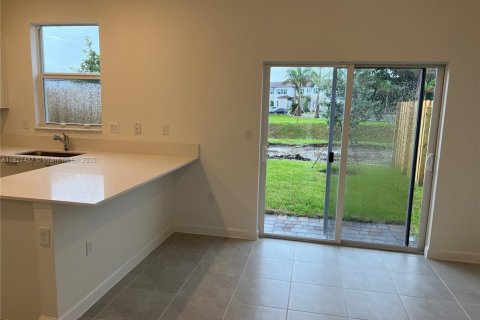 Touwnhouse à vendre à Miami, Floride: 3 chambres, 137.77 m2 № 2153735 - photo 14