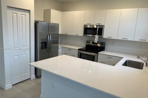 Touwnhouse à vendre à Miami, Floride: 3 chambres, 137.77 m2 № 2153735 - photo 18