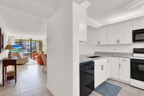 Condo in Stuart, Florida, 2 bedrooms  № 2188844 - photo 8