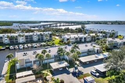 Condo in Stuart, Florida, 2 bedrooms  № 2188844 - photo 7