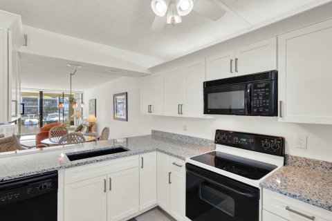 Condo in Stuart, Florida, 2 bedrooms  № 2188844 - photo 11