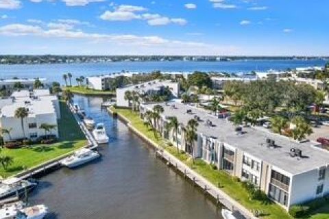Condo in Stuart, Florida, 2 bedrooms  № 2188844 - photo 4
