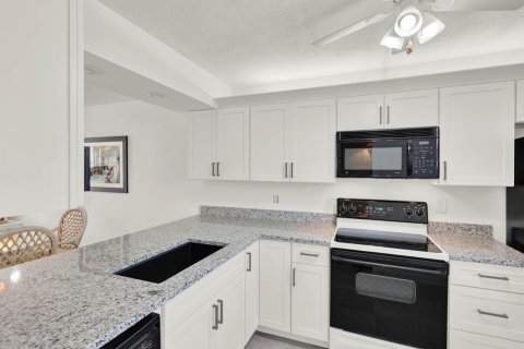 Condo in Stuart, Florida, 2 bedrooms  № 2188844 - photo 9