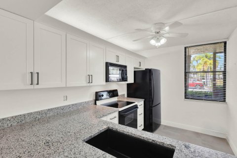 Condo in Stuart, Florida, 2 bedrooms  № 2188844 - photo 12