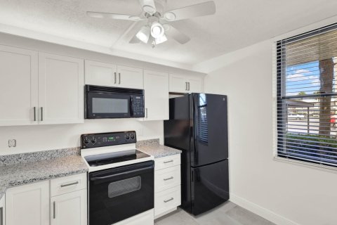 Condo in Stuart, Florida, 2 bedrooms  № 2188844 - photo 10