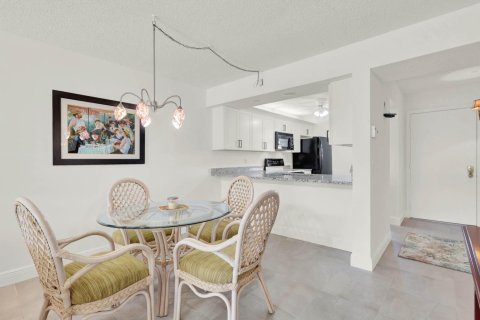 Condo in Stuart, Florida, 2 bedrooms  № 2188844 - photo 16