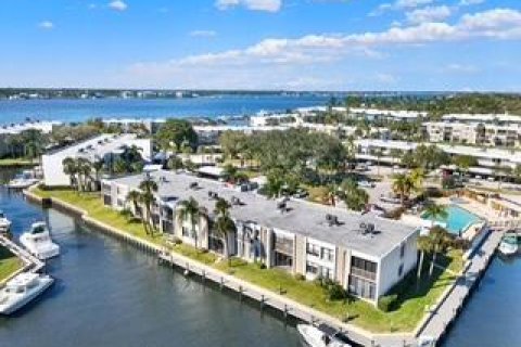 Condo in Stuart, Florida, 2 bedrooms  № 2188844 - photo 3