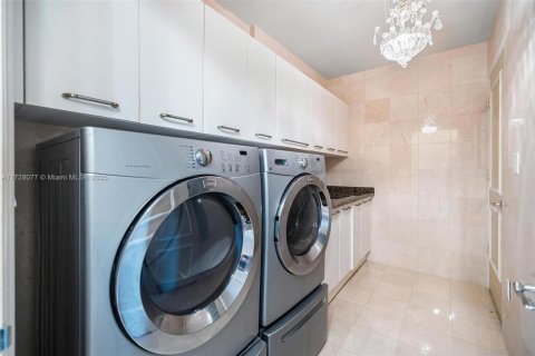 Купить кондоминиум в Санни-Айлс-Бич, Флорида 4 спальни, 362.88м2, № 1714386 - фото 15