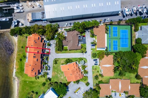 Townhouse in Hypoluxo, Florida 2 bedrooms, 181.72 sq.m. № 1159965 - photo 1
