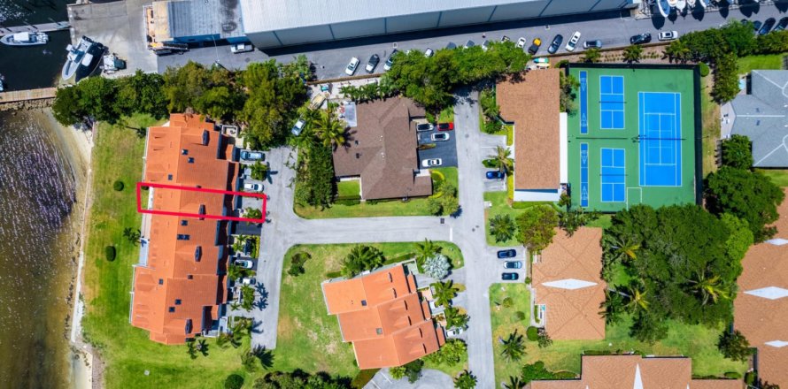 Townhouse in Hypoluxo, Florida 2 bedrooms, 181.72 sq.m. № 1159965