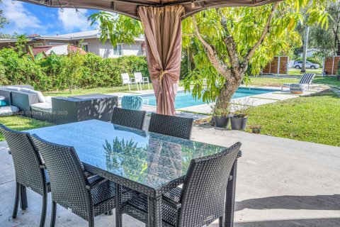 Villa ou maison à louer à Miami, Floride: 3 chambres, 244.33 m2 № 1946692 - photo 10
