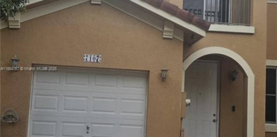 Townhouse in Miami, Florida 3 bedrooms, 157.38 sq.m. № 2013089