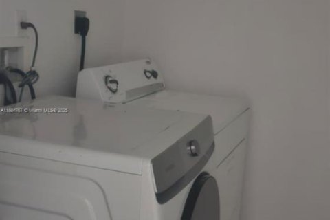 Townhouse in Miami, Florida 3 bedrooms, 157.38 sq.m. № 2013089 - photo 17