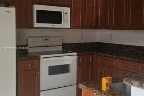 Townhouse in Miami, Florida 3 bedrooms, 157.38 sq.m. № 2013089 - photo 24