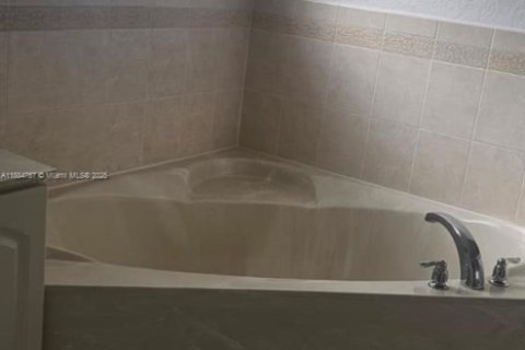 Townhouse in Miami, Florida 3 bedrooms, 157.38 sq.m. № 2013089 - photo 18