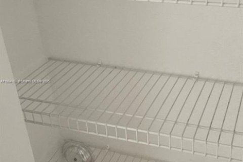 Townhouse in Miami, Florida 3 bedrooms, 157.38 sq.m. № 2013089 - photo 25