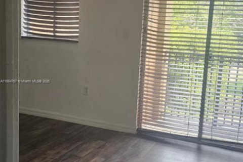 Townhouse in Miami, Florida 3 bedrooms, 157.38 sq.m. № 2013089 - photo 16