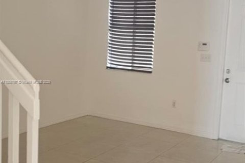 Townhouse in Miami, Florida 3 bedrooms, 157.38 sq.m. № 2013089 - photo 4