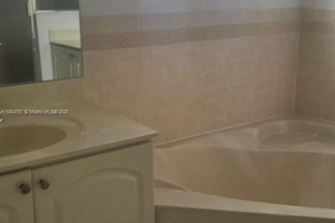 Townhouse in Miami, Florida 3 bedrooms, 157.38 sq.m. № 2013089 - photo 7