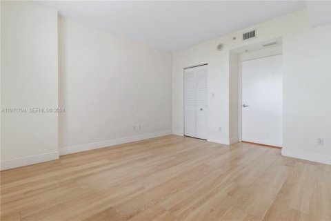 Condominio en venta en Miami, Florida, 1 dormitorio, 78.6 m2 № 2033726 - foto 12