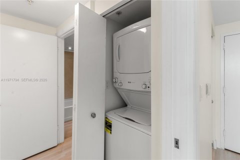 Condominio en venta en Miami, Florida, 1 dormitorio, 78.6 m2 № 2033726 - foto 15