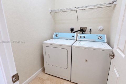 Condominio en alquiler en Doral, Florida, 3 dormitorios, 191.56 m2 № 2395445 - foto 19