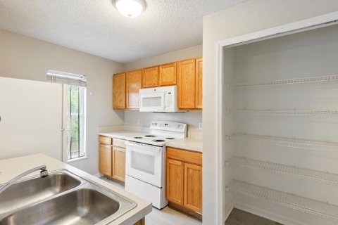 Touwnhouse à louer à Tampa, Floride: 3 chambres, 163.88 m2 № 2425426 - photo 8