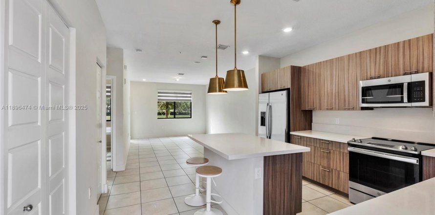 Condo in Doral, Florida, 4 bedrooms in URBANA № 1950514