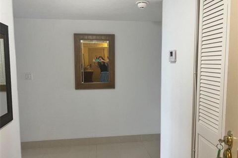 Снять в аренду кондоминиум в Лодердейл-бай-те-Си, Флорида 3 комнаты, 157.93м2, № 2175627 - фото 6